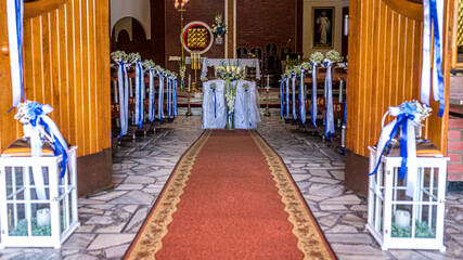 Fototapeta na wymiar ślubne dekoracje kwiatowe w kościele