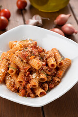 Piatto di deliziosa pasta con salsa alla bolognese, cibo Italiano