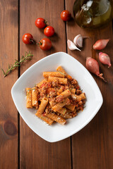 Piatto di deliziosa pasta con salsa alla bolognese, cibo Italiano
