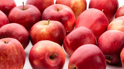 Red apples lie on the table