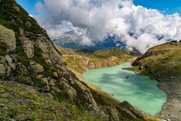 Fototapeta na wymiar green lake in the mountains