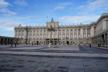 Fototapeta na wymiar Royal Palace and Plaza de la Armeria in Madrid, Spain 
