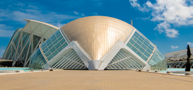 Vue de la Cit&eacute; des arts et des sciences de Valence cr&eacute;&eacute;e par l'architecte Santiago Calatrava. Complexe culturel situ&eacute; &agrave; Valence, Espagne, le 29 avril 2019.