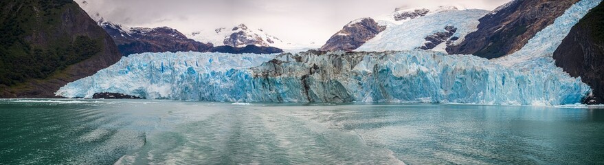 Fototapeta na wymiar Panoramic of the Spegazzini glacier in Parque Nacional de los Glaciares Argentino