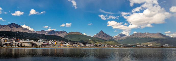 view of the city of Ushuaia from the sea with the mountains in the background © Erlantz