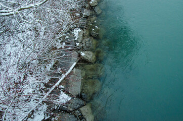Flussufer im Winter mit Schnee