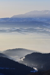 Fototapeta na wymiar Mroźny dzień w górach, atak zimy, silne mrozy w Beskidach. Zima na Turbaczu w Gorcach. 