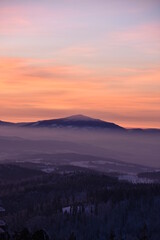 Mroźny dzień w górach, atak zimy, silne mrozy w Beskidach. Zima na Turbaczu w Gorcach. 
