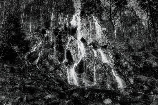 ein Wasserfall monochrom
