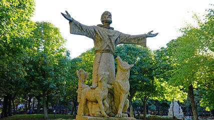 Statue des Franz von Assisi mit Wolf, Lamm und Adler bei der Pilgerherberge der Franziskaner in...