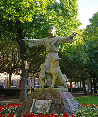 Statue des Franz von Assisi mit Wolf, Lamm und Adler bei der Pilgerherberge der Franziskaner in Leon, Spanien, am Jakobsweg 