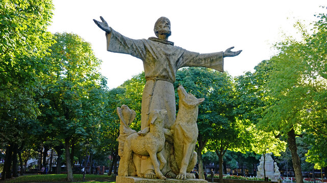 Statue des Franz von Assisi mit Wolf, Lamm und Adler bei der Pilgerherberge der Franziskaner in Leon, Spanien, am Jakobsweg 