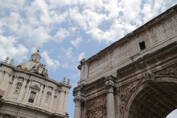 Edificios antigua roma con cielo de nubes