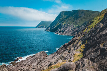 Fototapeta na wymiar Cliffs of torbay point, newfoundland on a clear sunny day