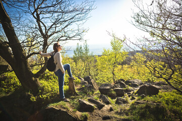 Dziewczyna podziwia krajobraz ze szczytu góry, Ślęża, Polska