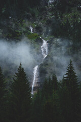 Plakat Wasserfall - Wolken / Nebel