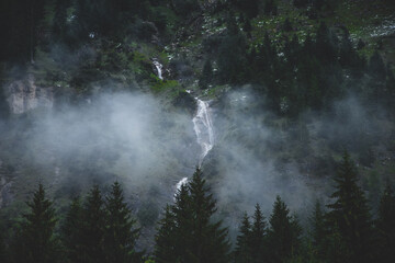 Fototapeta na wymiar Wasserfall - Wolken / Nebel