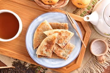  Fried pancakes filled with filling red bean paste