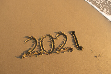 砂浜の波打ち際に書かれた2021の文字