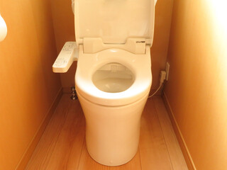 トイレの便器の蓋を開けた正面写真