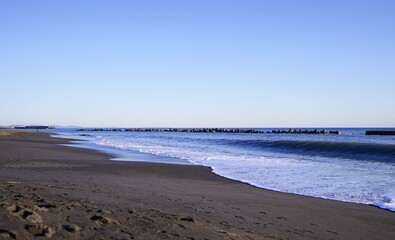 Obraz premium 夕暮れ時の波打ち際1