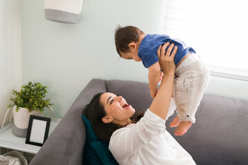 Obraz premium Playing mom having fun with her son