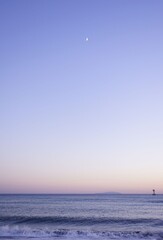 月と夕焼けと海1