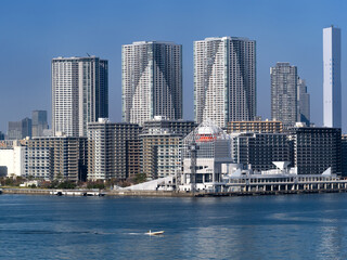 Obraz na płótnie Canvas 東京都　晴海客船ターミナルと高層マンション街 