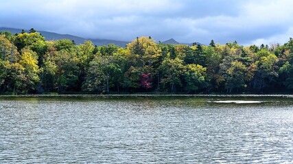 遊歩道から見た晩秋の知床五湖の紅葉情景＠北海道