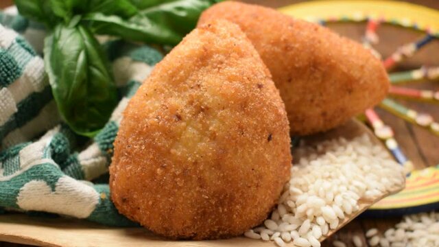 Arancini siciliani  أرانشيني