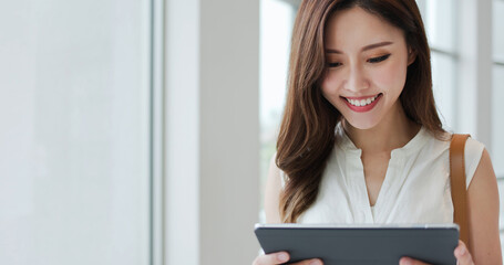 Obraz premium asian woman use digital tablet