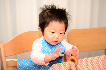 ドーナツを食べる子供
