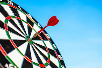 Red darts and darts are placed in the center of the targeting concept to achieve the goal.