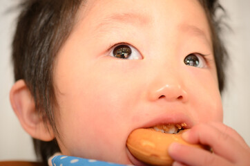 ドーナツを食べる子供