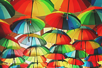 Fototapeta na wymiar Paraguas con los colores del arcoiris usados para decoración. Paraguas al aire libre, colgados en el pasaje de la victoria de Bucarest, Rumanía.