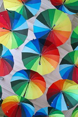 Paraguas con los colores del arcoiris usados para decoración. Paraguas al aire libre, colgados en el pasaje de la victoria de Bucarest, Rumanía.