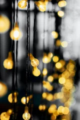 Zusammenfassung verschwommen von grauen und gelben Glühbirnen leuchtet Hintergrund. Konzept der Farbe des Jahres 2021 © Anikonaann