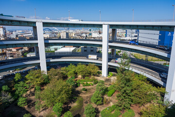 Fototapeta premium 三重ループの高架道路とその中に広がる公園