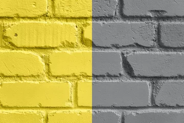 Demonstriert die trendige Farbe des Jahres 2021. Leuchtendes Gelb und ultimatives Grau. Duotone Backsteinmauerbeschaffenheit. Hintergrund mit Kopienraum für Design © jchizhe