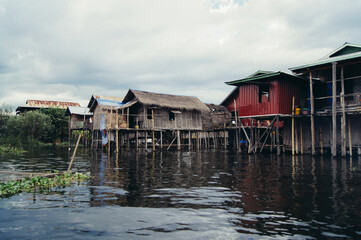 Fototapeta premium a body of water with houses along it
