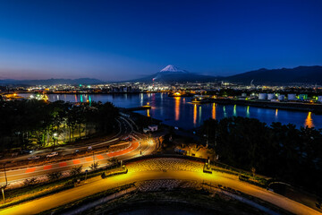 静岡県富士市の工場と富士山の夜景