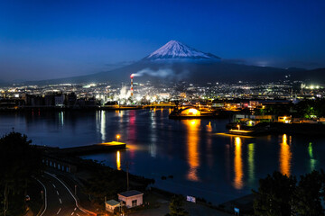 Fototapeta na wymiar 静岡県富士市の工場と富士山の夜景