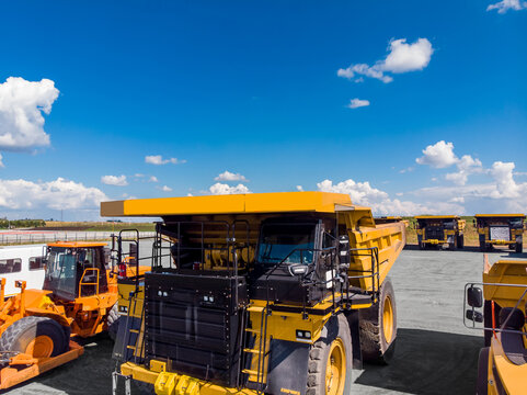 Banner Parking Open Pit Mine Industry, Big Yellow Mining Truck For Coal Anthracite