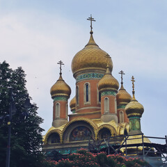 Fototapeta na wymiar Cúpulas y techos de la Iglesia Rusa en Bucarest, Rumania. Con torres específicas de la arquitectura rusa y dedicadas a 