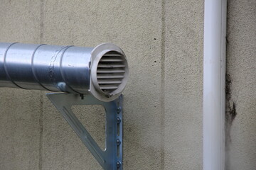 外壁にアングルで取り付けられた排気管