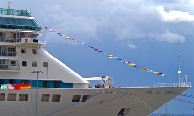 Royal Caribbean Kreuzfahrtschiff im Hamburger Hafen - Modern cruiseship or cruise ship liner in...