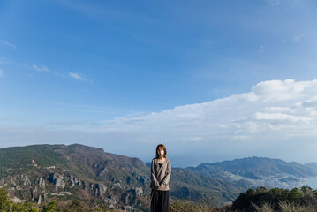 Naklejka premium 自然の中にいる女性