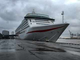 P&O Cruises Kreuzfahrtschiff Aurora im Hamburger Hafen - Modern cruiseship or cruise ship liner in...