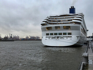 P&O Cruises Kreuzfahrtschiff Aurora im Hamburger Hafen - Modern cruiseship or cruise ship liner in...