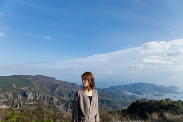 Naklejka premium 自然の中にいる女性